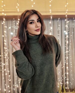 Naveen Waqar Instagram - December nights 🌙
.
.
.
.
#navinwaqar #sundayfunday