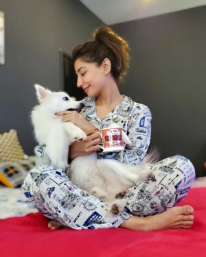 Naveen Waqar Instagram - Me with my weekend plans
.
.
.
.
#navinwaqar #dogsarethebest #myforeverlove