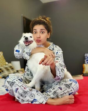 Naveen Waqar Instagram - Me with my weekend plans
.
.
.
.
#navinwaqar #dogsarethebest #myforeverlove