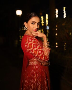 Navina Bole Instagram - Your green flag wrapped in red!!🚩🚩❣️❣️💚😈😎 #swipe
.
.
📸 Capture by : @the_pixeleyes
💃 TV Actress : @navina_005
💄 Makeup & Hairs : @krupall_gami
🥻Styled By : @style_deintrepide
👗@zarijaipur
Jewellery : @
📍: @

.
.
(Shot on Canon)
.

#fashion #beauty #style #fashionphotography #fashionart #beautyportraits #highfashion #streetwearfashion #styleinspiration #rohitkamblephotography #the_pixeleyes  #fashioneditorial #portraitphotography #navina #navinabole