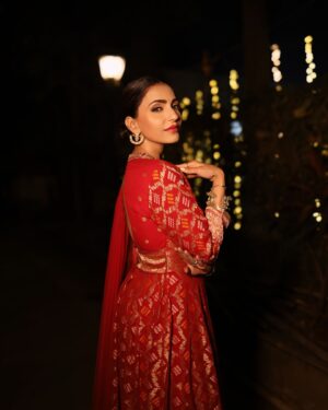 Navina Bole Instagram - Your green flag wrapped in red!!🚩🚩❣️❣️💚😈😎 #swipe
.
.
📸 Capture by : @the_pixeleyes
💃 TV Actress : @navina_005
💄 Makeup & Hairs : @krupall_gami
🥻Styled By : @style_deintrepide
👗@zarijaipur
Jewellery : @
📍: @

.
.
(Shot on Canon)
.

#fashion #beauty #style #fashionphotography #fashionart #beautyportraits #highfashion #streetwearfashion #styleinspiration #rohitkamblephotography #the_pixeleyes  #fashioneditorial #portraitphotography #navina #navinabole