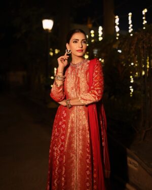 Navina Bole Instagram - Your green flag wrapped in red!!🚩🚩❣️❣️💚😈😎 #swipe
.
.
📸 Capture by : @the_pixeleyes
💃 TV Actress : @navina_005
💄 Makeup & Hairs : @krupall_gami
🥻Styled By : @style_deintrepide
👗@zarijaipur
Jewellery : @
📍: @

.
.
(Shot on Canon)
.

#fashion #beauty #style #fashionphotography #fashionart #beautyportraits #highfashion #streetwearfashion #styleinspiration #rohitkamblephotography #the_pixeleyes  #fashioneditorial #portraitphotography #navina #navinabole