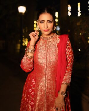 Navina Bole Instagram - Your green flag wrapped in red!!🚩🚩❣️❣️💚😈😎 #swipe
.
.
📸 Capture by : @the_pixeleyes
💃 TV Actress : @navina_005
💄 Makeup & Hairs : @krupall_gami
🥻Styled By : @style_deintrepide
👗@zarijaipur
Jewellery : @
📍: @

.
.
(Shot on Canon)
.

#fashion #beauty #style #fashionphotography #fashionart #beautyportraits #highfashion #streetwearfashion #styleinspiration #rohitkamblephotography #the_pixeleyes  #fashioneditorial #portraitphotography #navina #navinabole