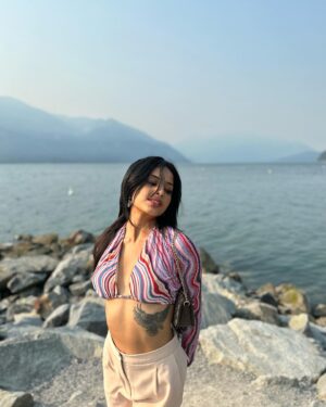 Navpreet Banga Instagram - ✨Shine 🌟✨It's your golden hour 💛🎶