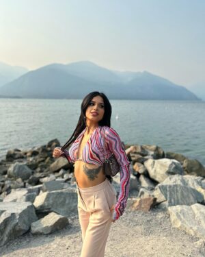 Navpreet Banga Instagram - ✨Shine 🌟✨It's your golden hour 💛🎶