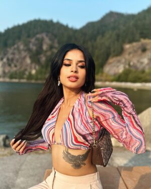 Navpreet Banga Instagram - ✨Shine 🌟✨It's your golden hour 💛🎶