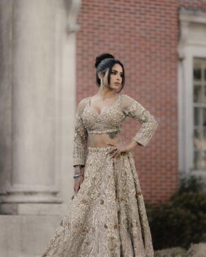 Navpreet Banga Instagram - Never missing an opportunity to dress like a Princess 👸🏻 

Glam : @beautycall 💓

Shots 📸: @jdbrarphotography 

Dress : @lux.bridal_ 👗 

#indianbridal #luxbridal #surreybc #vancouverbc #weddingphotography #indianwedding #receptionlook #indianreception #lehenga #indianlehenga