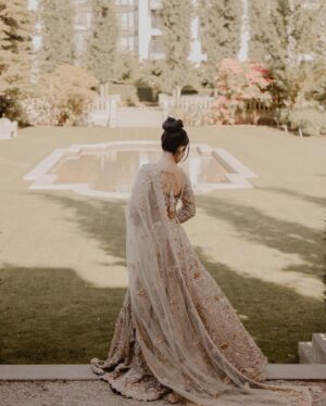 Navpreet Banga Instagram - Never missing an opportunity to dress like a Princess 👸🏻 

Glam : @beautycall 💓

Shots 📸: @jdbrarphotography 

Dress : @lux.bridal_ 👗 

#indianbridal #luxbridal #surreybc #vancouverbc #weddingphotography #indianwedding #receptionlook #indianreception #lehenga #indianlehenga