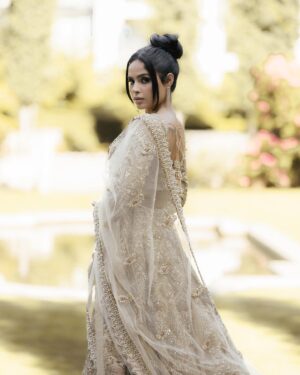 Navpreet Banga Instagram - Never missing an opportunity to dress like a Princess 👸🏻 

Glam : @beautycall 💓

Shots 📸: @jdbrarphotography 

Dress : @lux.bridal_ 👗 

#indianbridal #luxbridal #surreybc #vancouverbc #weddingphotography #indianwedding #receptionlook #indianreception #lehenga #indianlehenga