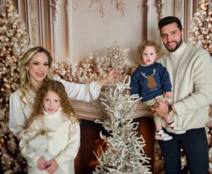Naydelin Navarrete Instagram - Feliz navidad 🌲🎉

Les deseamos familia Anguiano Navarrete

Nuestras fotos hermosas 📸 @cielocardonastudio