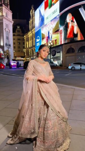 Neeha Riyaz Instagram - Its 12:00 am in London 🇬🇧🥶 my dreammmy shooot🎥

Wearing : @crystallondonbridalstudio 
Jewellery : @crystallondonofficial 
Mua : @mehwishmuaofficial 

#explore #london #pakisthanibride #contentcreator #fashion #bride #bridalshoot #styleblogger #styleinspo #weddinglehenga #bridaloutfitideas #uk #pakisthani #indian #trending