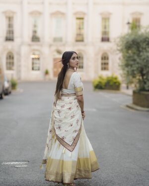 Neeha Riyaz Instagram - My favourite season of the year is coming..🌼🌻

Wearing: @t.g_designs_ 
Mua and photos by: @muminamanulla 
Jewellery : @emin_thahar_official 

#onam #onamlook #fashion #fashionstyle #fashionblogger #london #traditional #traditionalattire #fashionblogger #beauty #explore #