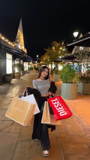 Neeha Riyaz Instagram - Yes, 58 days until a new chapter begins✨🎉🤌 

📍: @bicestervillage 

#explore #london #contentcreator #fashion #bicestervillage #bicester #shopping #uk #exploreuk #explorelondon #londonlifestyle #trendingreels