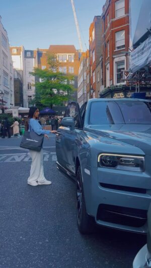 Neeha Riyaz Instagram - Rolling in style RR..🛞✨

#explore #reels #reelsinstagram #trending #rr #rolceroyce #london #fashionstyle #fashion #fashionblogger #streetstyle