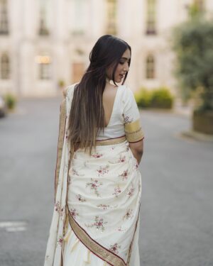 Neeha Riyaz Instagram - My favourite season of the year is coming..🌼🌻

Wearing: @t.g_designs_ 
Mua and photos by: @muminamanulla 
Jewellery : @emin_thahar_official 

#onam #onamlook #fashion #fashionstyle #fashionblogger #london #traditional #traditionalattire #fashionblogger #beauty #explore #