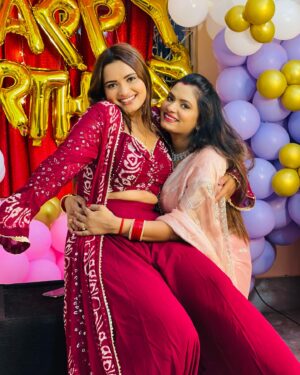Neelam Giri Instagram - Thank you mummy daddy 😍❤️ for having you in my life 😘 love you bohut sara ❤️❤️ love my family