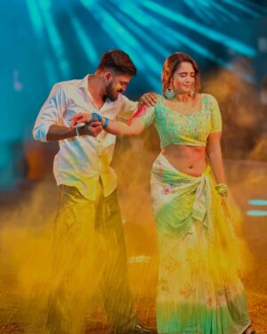 Neelam Giri Instagram - Bhojpuri Mein Pehli Baar , kuch alag @singhakshara ji ke awaz mein 🥀, Zabardast gana aa rha h with @neelamgiri_ 🔥(Expression queen) ultimate talented artist I ever met 🤞

New holi blast coming soon only on @harmoniyaarecords 🎬🧿

#swaggysinghrajput #explore #foryou #instagram #reels #holi #song