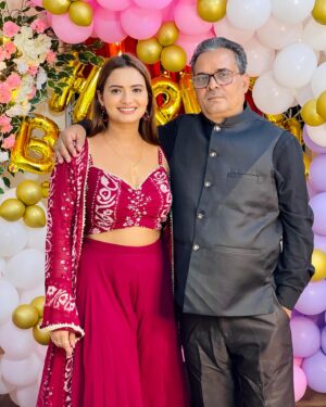 Neelam Giri Instagram - Thank you mummy daddy 😍❤️ for having you in my life 😘 love you bohut sara ❤️❤️ love my family