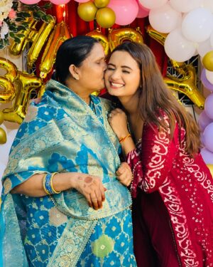 Neelam Giri Instagram - Thank you mummy daddy 😍❤️ for having you in my life 😘 love you bohut sara ❤️❤️ love my family