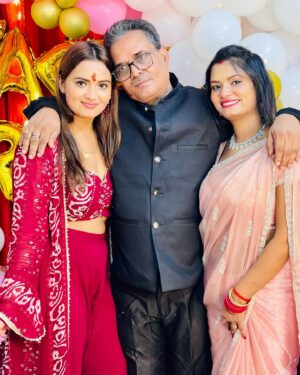Neelam Giri Instagram - Thank you mummy daddy 😍❤️ for having you in my life 😘 love you bohut sara ❤️❤️ love my family