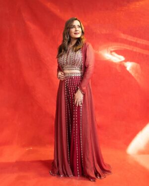 Neelam Kothari Instagram - Indian idol watch it tonight! ❤️❤️. 

Styledby: @stylebysugandhasood
Outfitby: @aliyanabymeenabazaar
Styleteam: @ankitaathorat
Makeup: @mitavaswani
Hair: @thakuramit190
Clickedby: @harshphotography11