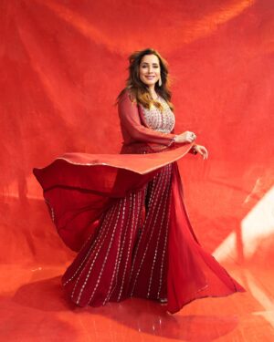 Neelam Kothari Instagram - Indian idol watch it tonight! ❤️❤️. 

Styledby: @stylebysugandhasood
Outfitby: @aliyanabymeenabazaar
Styleteam: @ankitaathorat
Makeup: @mitavaswani
Hair: @thakuramit190
Clickedby: @harshphotography11