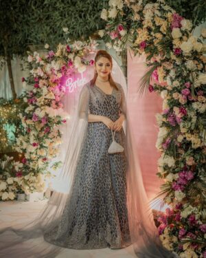 Neelam Muneer Instagram - Just a ‘night to remember’ with my homies!👰♾️

Wearing: @nashwa.official 
Makeup: @zehrasaesthetix 
Jewellery: @nationaljewellersofficial 
Styling: @stylebykiranraza 
Event Decor: @ucpakistanofficial 
Photographer: @abdulsamadzia 
@vickyhassan.official