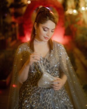 Neelam Muneer Instagram - Just a ‘night to remember’ with my homies!👰♾️

Wearing: @nashwa.official 
Makeup: @zehrasaesthetix 
Jewellery: @nationaljewellersofficial 
Styling: @stylebykiranraza 
Event Decor: @ucpakistanofficial 
Photographer: @abdulsamadzia 
@vickyhassan.official