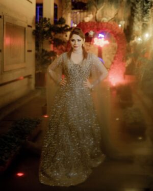 Neelam Muneer Instagram - Just a ‘night to remember’ with my homies!👰♾️

Wearing: @nashwa.official 
Makeup: @zehrasaesthetix 
Jewellery: @nationaljewellersofficial 
Styling: @stylebykiranraza 
Event Decor: @ucpakistanofficial 
Photographer: @abdulsamadzia 
@vickyhassan.official