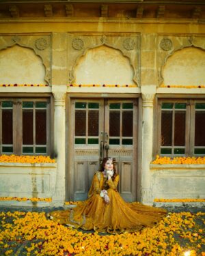 Neelam Muneer Instagram - So here it begins - Wanted an intimate Mayoun Night for myself!🌼

All the wedding festivities have just started.⭐️

MUA: @sanasarahssalon 
Outfit: @harisshakeelofficial 
Photo: @abdulsamadzia 
Jewellery: @theroyalflorist.shop 
Styling: @stylebywardakayani
