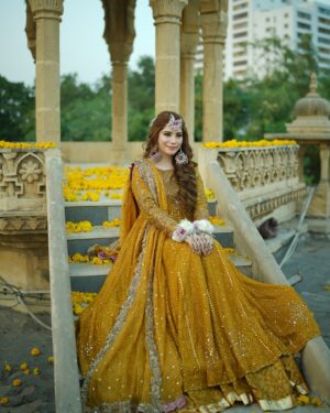 Neelam Muneer Instagram - So here it begins - Wanted an intimate Mayoun Night for myself!🌼

All the wedding festivities have just started.⭐️

MUA: @sanasarahssalon 
Outfit: @harisshakeelofficial 
Photo: @abdulsamadzia 
Jewellery: @theroyalflorist.shop 
Styling: @stylebywardakayani