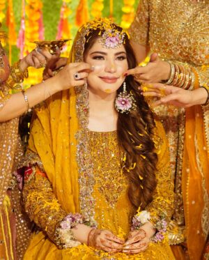 Neelam Muneer Instagram - So here it begins - Wanted an intimate Mayoun Night for myself!🌼

All the wedding festivities have just started.⭐️

MUA: @sanasarahssalon 
Outfit: @harisshakeelofficial 
Photo: @abdulsamadzia 
Jewellery: @theroyalflorist.shop 
Styling: @stylebywardakayani