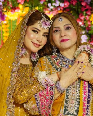 Neelam Muneer Instagram - So here it begins - Wanted an intimate Mayoun Night for myself!🌼

All the wedding festivities have just started.⭐️

MUA: @sanasarahssalon 
Outfit: @harisshakeelofficial 
Photo: @abdulsamadzia 
Jewellery: @theroyalflorist.shop 
Styling: @stylebywardakayani