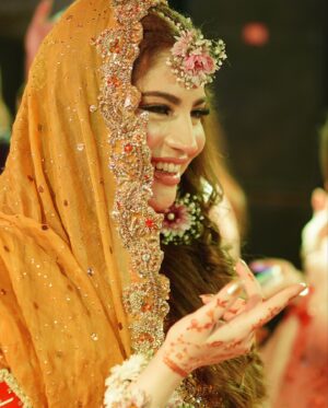 Neelam Muneer Instagram - So here it begins - Wanted an intimate Mayoun Night for myself!🌼

All the wedding festivities have just started.⭐️

MUA: @sanasarahssalon 
Outfit: @harisshakeelofficial 
Photo: @abdulsamadzia 
Jewellery: @theroyalflorist.shop 
Styling: @stylebywardakayani