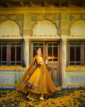 Neelam Muneer Instagram - So here it begins - Wanted an intimate Mayoun Night for myself!🌼

All the wedding festivities have just started.⭐️

MUA: @sanasarahssalon 
Outfit: @harisshakeelofficial 
Photo: @abdulsamadzia 
Jewellery: @theroyalflorist.shop 
Styling: @stylebywardakayani