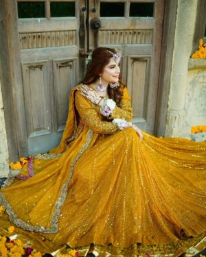 Neelam Muneer Instagram - So here it begins - Wanted an intimate Mayoun Night for myself!🌼

All the wedding festivities have just started.⭐️

MUA: @sanasarahssalon 
Outfit: @harisshakeelofficial 
Photo: @abdulsamadzia 
Jewellery: @theroyalflorist.shop 
Styling: @stylebywardakayani