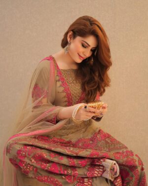 Neelam Muneer Instagram - Eid Mubarak @shaposh_official ✨🤝♥️

Coordination: @pr_by_zainab

#eid #stylewithshaposh #prbyzainab #shaposh #lookingPosh

@mywedpk @zehrasaesthetix @shopelegancia
