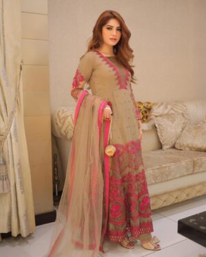 Neelam Muneer Instagram - Eid Mubarak @shaposh_official ✨🤝♥️

Coordination: @pr_by_zainab

#eid #stylewithshaposh #prbyzainab #shaposh #lookingPosh

@mywedpk @zehrasaesthetix @shopelegancia