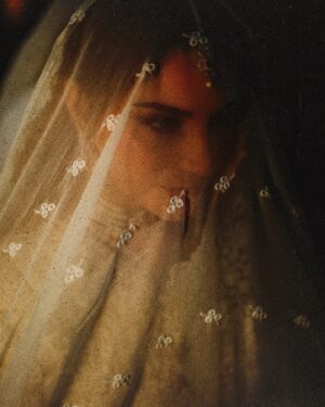 Neelam Muneer Instagram - With this New Year, starting a 'new chapter' of their life, remember them in your prayers!🕊️ 

MUA: @rabiaanumsalon.
Outfit: @baroque_official.
Jewellery: @nationaljewellersofficial.
Styling: @stylebykiranraza.
Photo: @abdulsamadzia.