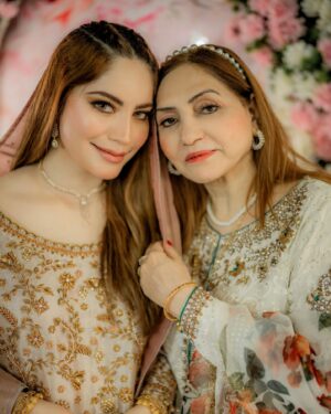 Neelam Muneer Instagram - Starting my new chapter of life with ‘Bismillah’🤲🏻🕊️
Remember us in your prayers.🤍

Outfit: @harisshakeelofficial 
Makeup: @rabiaanumsalon 
Jewellery: @nationaljewellersofficial 
Styling: @stylebykiranraza 
Photographer: @abdulsamadzia