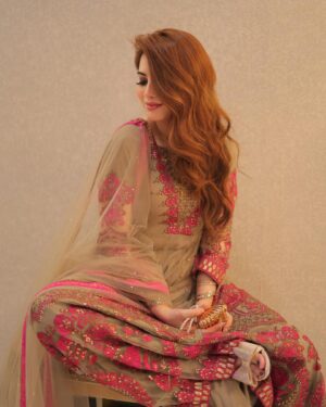 Neelam Muneer Instagram - Eid Mubarak @shaposh_official ✨🤝♥️

Coordination: @pr_by_zainab

#eid #stylewithshaposh #prbyzainab #shaposh #lookingPosh

@mywedpk @zehrasaesthetix @shopelegancia