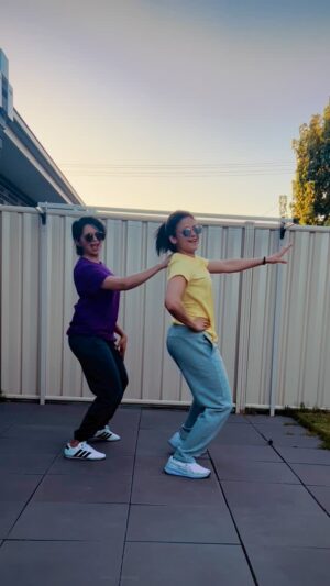 Neeta Pillai Instagram - 20min prep and a quick one…when u’ve got a graceful dancer of a sister 👯‍♀️

#random #dance #dancelover #dancetherapy #sisters