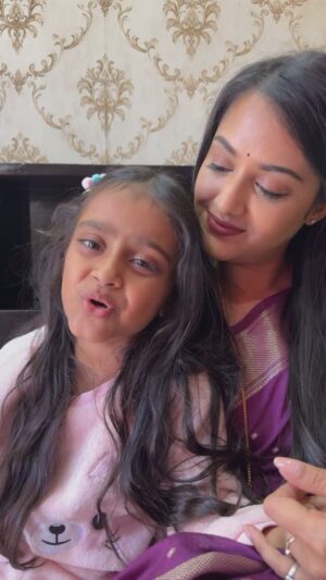 Neetha Ashok Instagram - ಅಮ್ಮ ಅಂಬಿಕಾಗೆ ಮಗಳು ಹಿತ ಲಾಲಿ 🥰 ನಾ ನಿನ್ನ ಬಿಡಲಾರೆ 🥰

#mahita_v_official #trending #mahitav #mahitareels #reelsinstagram #reels #reelitfeelit #kids #viralkids #trendingreels #kannadasongs #kannada #naaninnabidalere #ನಾನಿನ್ನಬಿಡಲಾರೆ #neethaashok #kannadasinger #littlesinger #zeekannada #ಅನುರಾಧಾಭಟ್ #anuradhabhat
