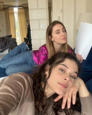 Neva Leoni Instagram - Quest’anno decisamente mi sono mossa parecchio ♥️ ho fatto tanta fatica a fare una selezione ma ecco qui…
Gennaio: sono nel 1848 a Milano
Febbraio: sono con mia sorella Nina a Levante (lei fa tanto la sostenuta ma in verità mi ama alla follia)
Marzo: con la mia mamma a Palermo♥️
Aprile: si torna a Levante in OTTIMA compagnia 
Maggio: viaggio in camper con le persone che forse mi conoscono più al mondo 👯‍♀️
Giugno: la mia prima volta da madrina💖🌈
Luglio: a Crotone con quel bel sirenetto di mio marito🧜🏻‍♂️
Agosto: in Grecia con il mio primo (ma speriamo non ultimo) viaggio in barca🛥️
Settembre: infermiera bionda a Udine👩🏼‍⚕️
Ottobre: stessa infermiera ma a Bari. E con un tipo poco raccomandabile ma decisamente geniale.🤪
Novembre: viaggio di nozze in ritardo ma decisamente stupendo in Vietnam🇻🇳
Dicembre: sul monte Navegna a faticare in vista dei cenoni vari.⛰️
Ciao 2024 sei stato una figata♥️