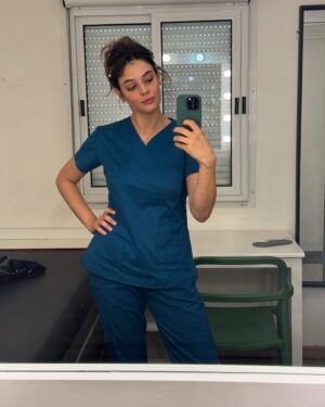 Neva Leoni Instagram - Quest’anno decisamente mi sono mossa parecchio ♥️ ho fatto tanta fatica a fare una selezione ma ecco qui…
Gennaio: sono nel 1848 a Milano
Febbraio: sono con mia sorella Nina a Levante (lei fa tanto la sostenuta ma in verità mi ama alla follia)
Marzo: con la mia mamma a Palermo♥️
Aprile: si torna a Levante in OTTIMA compagnia 
Maggio: viaggio in camper con le persone che forse mi conoscono più al mondo 👯‍♀️
Giugno: la mia prima volta da madrina💖🌈
Luglio: a Crotone con quel bel sirenetto di mio marito🧜🏻‍♂️
Agosto: in Grecia con il mio primo (ma speriamo non ultimo) viaggio in barca🛥️
Settembre: infermiera bionda a Udine👩🏼‍⚕️
Ottobre: stessa infermiera ma a Bari. E con un tipo poco raccomandabile ma decisamente geniale.🤪
Novembre: viaggio di nozze in ritardo ma decisamente stupendo in Vietnam🇻🇳
Dicembre: sul monte Navegna a faticare in vista dei cenoni vari.⛰️
Ciao 2024 sei stato una figata♥️