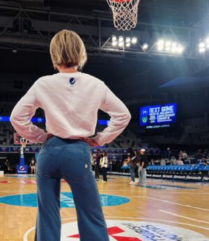 Nicky Whelan Instagram - My annual visit to the legends over at @melbunited … my old cheerleading headquarters… Thankyou to my dear friend  @thevoiceofmelbourne you are a champion  #basketball #melbourneunited 🇦🇺🏀🫶🏼