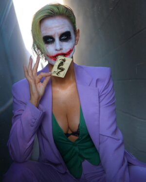 Nicky Whelan Instagram - Who is your favorite joker? This year I went with the Heath Ledger version. I still love Jack Nicholson‘s performance in #1989 .
#photographer @chrisameruoso  #makeupartist @shellae  #happyhalloween #thejoker 🤡
