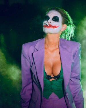 Nicky Whelan Instagram - Who is your favorite joker? This year I went with the Heath Ledger version. I still love Jack Nicholson‘s performance in #1989 .
#photographer @chrisameruoso  #makeupartist @shellae  #happyhalloween #thejoker 🤡