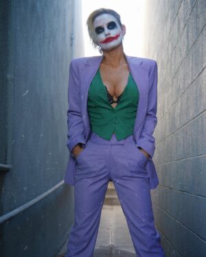 Nicky Whelan Instagram - Who is your favorite joker? This year I went with the Heath Ledger version. I still love Jack Nicholson‘s performance in #1989 .
#photographer @chrisameruoso  #makeupartist @shellae  #happyhalloween #thejoker 🤡