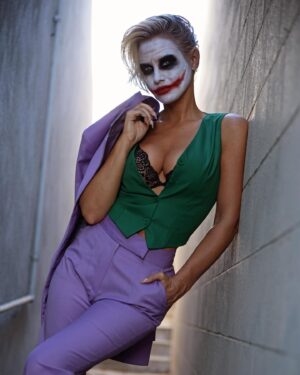 Nicky Whelan Instagram - Who is your favorite joker? This year I went with the Heath Ledger version. I still love Jack Nicholson‘s performance in #1989 .
#photographer @chrisameruoso  #makeupartist @shellae  #happyhalloween #thejoker 🤡